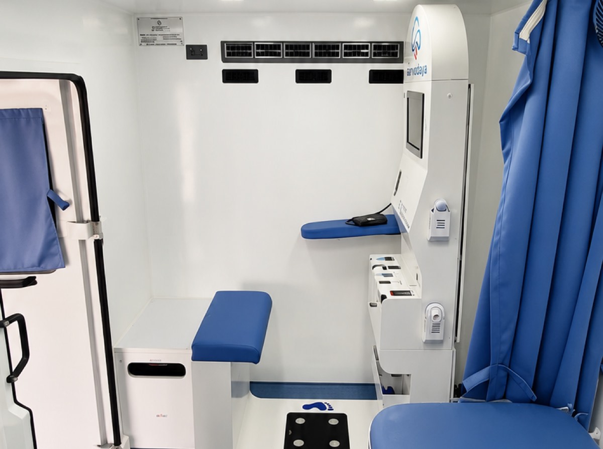 The kiosk column, foldable bench and weighing plate inside the unit